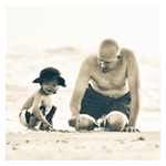 Papá jugando en la playa